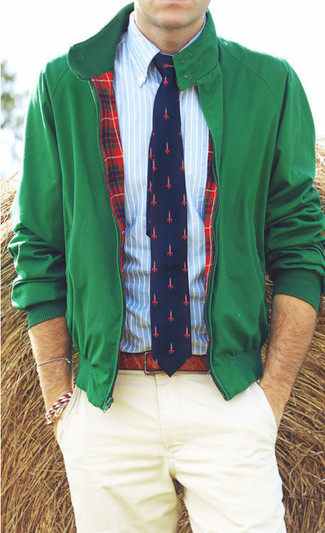 С чем носить зеленый бомбер в 30 лет мужчине в теплую погоду: Дуэт зеленого бомбера и белых брюк чинос в мужском образе позволит добиться ощущения "элегантной свободы".