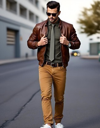 Модный мужской лук: коричневый кожаный бомбер, оливковая классическая рубашка, светло-коричневые вельветовые джинсы, белые низкие кеды