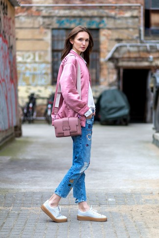 Как носить джинсы с низкими кедами женщине: Розовый бомбер и джинсы — классная формула для воплощения модного и практичного лука. Весьма выгодно здесь выглядят низкие кеды.