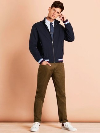 С чем носить бело-темно-синюю классическую рубашку в вертикальную полоску в 20 лет мужчине весна в стиле смарт-кэжуал: Комбо из бело-темно-синей классической рубашки в вертикальную полоску и коричневых джинсов может стать великолепным луком для офиса. И почему бы не разбавить образ с помощью бело-красных кожаных низких кед? Держи подобный лук в уме для того времени, когда на смену студеной зиме приходит приятная весна.