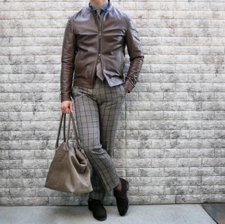 Какие классические брюки носить с темно-коричневым бомбером в 30 лет мужчине: Темно-коричневый бомбер и классические брюки помогут составить незаезженный мужской образ для офиса. Вкупе с этим луком великолепно будут смотреться темно-коричневые замшевые монки.