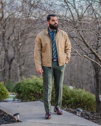 С чем носить темно-сине-зеленый галстук в горизонтальную полоску в 30 лет мужчине в теплую погоду: Светло-коричневый бомбер в паре с темно-сине-зеленым галстуком в горизонтальную полоску позволит реализовать элегантный стиль. Если ты не боишься применять в своих образах разные стили, на ноги можно надеть темно-красные кожаные лоферы.