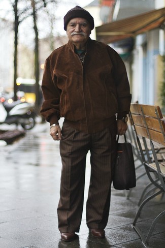С чем носить темно-коричневую шапку за 60 лет мужчине: Если этот день тебе предстоит провести в движении, сочетание темно-коричневого замшевого бомбера и темно-коричневой шапки поможет создать практичный образ в непринужденном стиле. Сделать лук чуть строже позволят темно-коричневые кожаные ботинки челси.