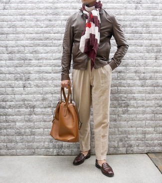 Какие классические брюки носить с темно-коричневым бомбером в 30 лет мужчине: Темно-коричневый бомбер в паре с классическими брюками позволит составить стильный и в то же время изысканный лук. В паре с этим луком наиболее выгодно выглядят темно-коричневые кожаные лоферы.