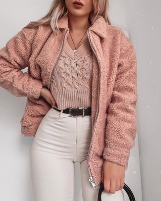 С чем носить розовый короткий свитер в 20 лет: Примерь сочетание розового короткого свитера и белых джинсов скинни, и ты получишь модный непринужденный ансамбль на каждый день.