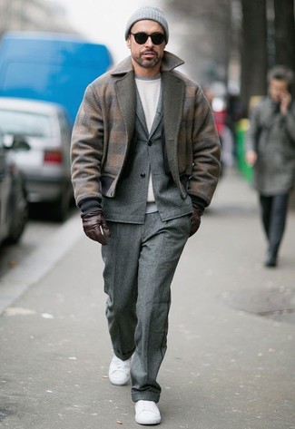 Как носить свитшот с низкими кедами за 40 лет мужчине в стиле смарт-кэжуал: Дуэт свитшота и коричневого шерстяного бомбера поможет выглядеть модно, но при этом подчеркнуть твою индивидуальность. Нравится экспериментировать? Тогда дополни образ низкими кедами.
