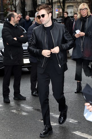 Как Robert Pattinson носит Черный кожаный бомбер, Черный костюм, Черная футболка с круглым вырезом, Черные кожаные туфли дерби