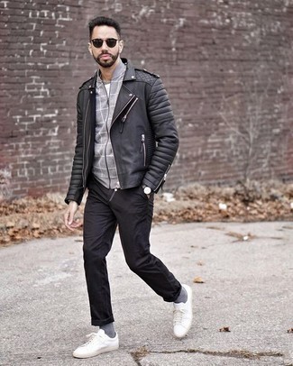 Какие низкие кеды носить с серым бомбером мужчине: Сочетание серого бомбера и черных брюк чинос поможет воплотить в твоем ансамбле городской стиль современного парня. Что касается обуви, можешь отдать предпочтение функциональности и выбрать низкие кеды.