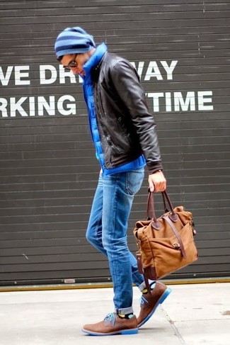 Модный лук: темно-коричневый кожаный бомбер, синяя стеганая куртка без рукавов, синие джинсы, коричневые кожаные туфли дерби