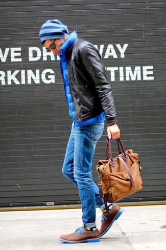Как носить коричневые замшевые туфли дерби с темно-синими зауженными джинсами в 30 лет в стиле смарт-кэжуал: Темно-коричневый кожаный бомбер и темно-синие зауженные джинсы — беспроигрышный выбор, если ты ищешь лёгкий, но в то же время модный мужской лук. Боишься выглядеть слишком небрежно? Дополни этот лук коричневыми замшевыми туфлями дерби.