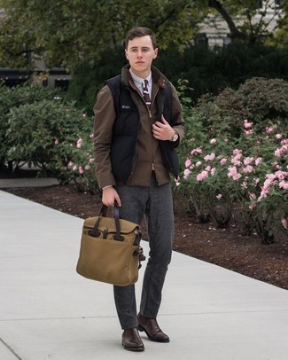 С чем носить светло-коричневую сумку из плотной ткани в 20 лет мужчине: Если в одежде ты ценишь комфорт и функциональность, темно-коричневый бомбер и светло-коричневая сумка из плотной ткани — прекрасный выбор для привлекательного мужского ансамбля на каждый день. Не прочь привнести в этот наряд толику классики? Тогда в качестве обуви к этому образу, выбирай темно-коричневые кожаные ботинки челси.