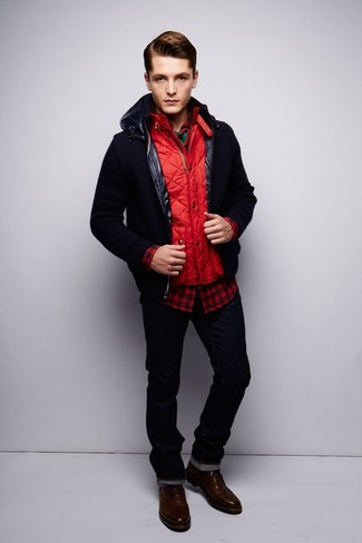 С чем носить темно-красную рубашку с длинным рукавом в мелкую клетку мужчине осень: Темно-красная рубашка с длинным рукавом в мелкую клетку в паре с черными джинсами позволит выразить твой личный стиль и выделиться из серой массы. Боишься выглядеть слишком небрежно? Дополни этот ансамбль темно-коричневыми кожаными повседневными ботинками. Выбирая подобный ансамбль на осень, будь уверен, ты будешь выглядеть безупречно.
