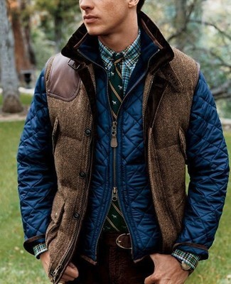 С чем носить стеганую куртку мужчине в прохладную погоду: Стеганая куртка и коричневая шерстяная куртка без рукавов — неотъемлемые вещи в арсенале стильного жителя большого города.