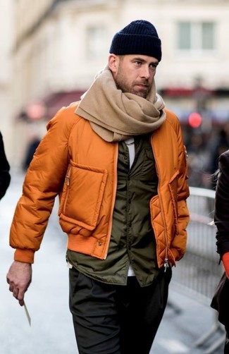 С чем носить бежевый шарф в 30 лет мужчине осень в стиле кэжуал: Стильное сочетание оранжевого бомбера и бежевого шарфа подойдет для мероприятий, когда удобство ценится превыше всего. Если хочешь выглядеть по-осеннему ярко и по моде, тебе несомненно нужно взять этот лук на вооружение.