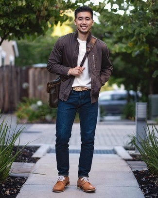 Какие джинсы носить с темно-коричневым бомбером мужчине в стиле смарт-кэжуал: Если ты любишь смотреться с иголочки, чувствуя себя при этом комфортно и уверенно, стоит попробовать это сочетание темно-коричневого бомбера и джинсов. В тандеме с светло-коричневыми кожаными туфлями дерби такой образ выглядит особенно удачно.