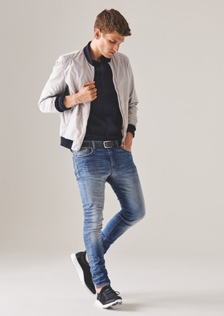 Какие бомберы носить с темно-синими зауженными джинсами мужчине: Бомбер и темно-синие зауженные джинсы гармонично впишутся в мужской образ в расслабленном стиле. Если подобный лук кажется слишком дерзким, уравновесь его черными кроссовками.