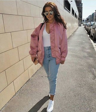 Как носить джинсы с низкими кедами женщине: Розовый сатиновый бомбер и джинсы — замечательная идея для расслабленного, но модного образа. Низкие кеды стильно впишутся в образ.