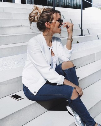 Как носить низкие кеды с джинсами в 20 лет женщине: Белый бомбер и джинсы помогут создать легкий и комфортный образ для выходного дня в парке или похода по магазинам. Низкие кеды органично дополнят этот лук.