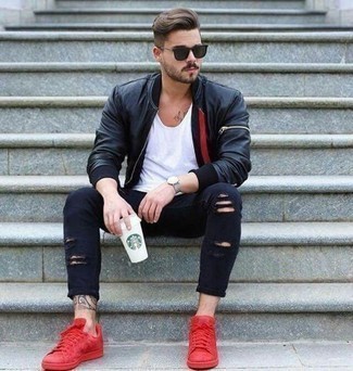 Как носить синие зауженные джинсы с темно-красными замшевыми низкими кедами мужчине в теплую погоду: Если в одежде ты делаешь ставку на комфорт и практичность, черный кожаный бомбер и синие зауженные джинсы — замечательный вариант для расслабленного мужского образа на каждый день. Пара темно-красных замшевых низких кед позволит сделать образ более законченным.