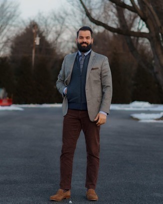Какие классические рубашки носить с серым пиджаком в 30 лет мужчине осень в стиле смарт-кэжуал: Серый пиджак в сочетании с классической рубашкой позволит создать стильный классический образ. В тандеме с этим образом наиболее выгодно выглядят коричневые замшевые лоферы. Выйти на улицу в пасмурный осенний день в таком сочетании будет несомненно легче.