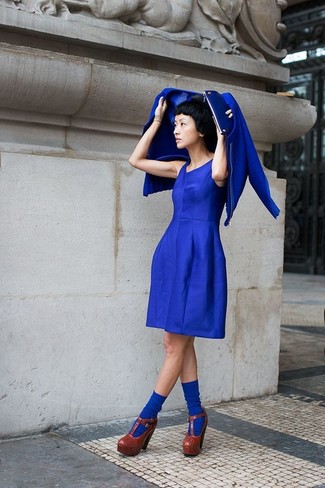 Какие туфли носить с синим платьем с плиссированной юбкой: Сочетание синего платья с плиссированной юбкой и синего бомбера поможет подчеркнуть твой уникальный стиль. Очень уместно здесь будут смотреться туфли.