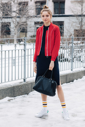 С чем носить красную куртку женщине: Сочетание красной куртки и темно-синего вязаного платья-свитера позволит создать нескучный наряд в повседневном стиле. Этот образ прекрасно закончат белые кожаные низкие кеды.