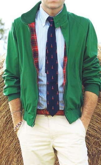 С чем носить темно-сине-красный галстук с принтом мужчине в стиле смарт-кэжуал: Зеленый бомбер в сочетании с темно-сине-красным галстуком с принтом позволит создать модный и мужественный ансамбль.