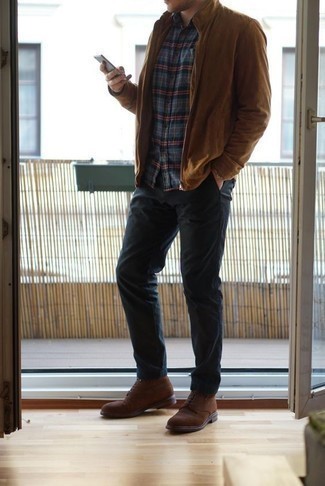 Модный лук: табачный бомбер, разноцветная рубашка с длинным рукавом в шотландскую клетку, темно-синие брюки чинос, коричневые замшевые повседневные ботинки