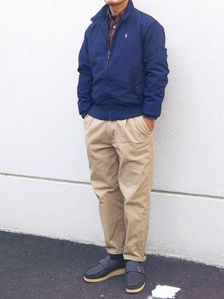 Как носить коричневую рубашку с длинным рукавом в шотландскую клетку с бежевыми брюками чинос осень: Коричневая рубашка с длинным рукавом в шотландскую клетку и бежевые брюки чинос — классная идея для расслабленного, но модного мужского ансамбля. Любители необычных луков могут завершить лук темно-синими кожаными лоферами, тем самым добавив в него чуточку строгости. Несомненно, такое сочетание будет выглядеть отлично в погожий осенний день.