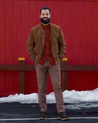 Модный лук: коричневый замшевый бомбер, красная вельветовая рубашка с длинным рукавом, коричневые брюки чинос в шотландскую клетку, темно-коричневые замшевые низкие кеды