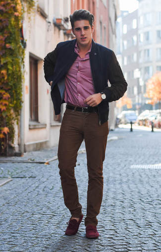 Какие бомберы носить с темно-коричневыми джинсами мужчине в теплую погоду в стиле кэжуал: Бомбер и темно-коричневые джинсы — идеальный вариант, если ты ищешь простой, но в то же время модный мужской образ. Вкупе с этим образом прекрасно будут смотреться темно-красные замшевые мокасины.