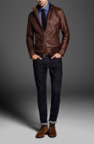 Модный лук: коричневый кожаный бомбер, синяя рубашка с длинным рукавом, темно-синие джинсы, коричневые замшевые туфли дерби