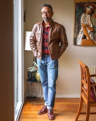 С чем носить коричневую куртку за 50 лет мужчине: Коричневая куртка и голубые джинсы — неотъемлемые элементы в гардеробе парней с превосходным чувством стиля. В сочетании с темно-красными кожаными повседневными ботинками такой образ смотрится особенно выигрышно.