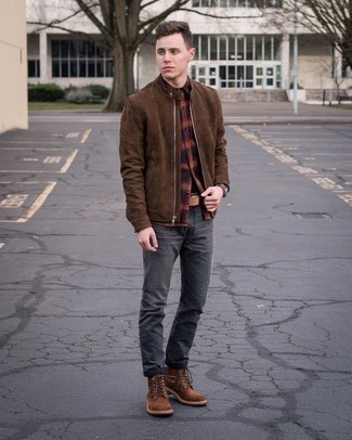 Модный лук: коричневый замшевый бомбер, разноцветная фланелевая рубашка с длинным рукавом, темно-серые джинсы, коричневые замшевые повседневные ботинки
