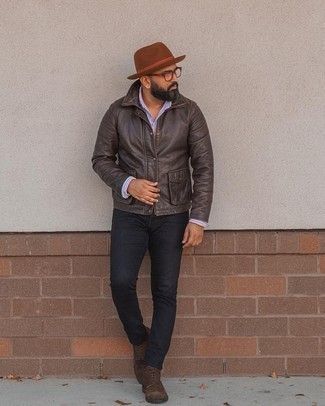 С чем носить темно-коричневую куртку за 40 лет мужчине осень: Темно-коричневая куртка и черные джинсы несомненно украсят гардероб любого парня. Разнообразить образ и добавить в него толику классики позволят темно-коричневые замшевые ботинки броги. В таком ансамбле приятно встречать осеннюю пору.