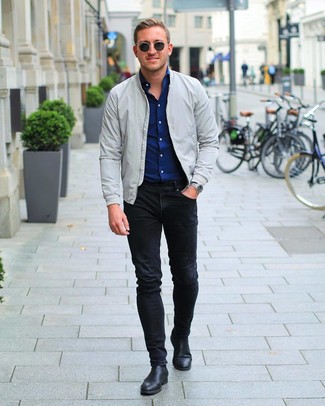Какие зауженные джинсы носить с темно-синей рубашкой с длинным рукавом в 20 лет мужчине в теплую погоду: Темно-синяя рубашка с длинным рукавом в паре с зауженными джинсами позволит выразить твою индивидуальность и выделиться из общей массы. Сбалансировать образ и добавить в него немного классики помогут черные кожаные ботинки челси.