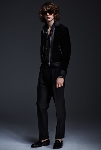 С чем носить черные кожаные лоферы в 20 лет мужчине: Комбо из черного бомбера и черных классических брюк — превосходный пример строгого мужского стиля. В паре с этим ансамблем гармонично будут смотреться черные кожаные лоферы.