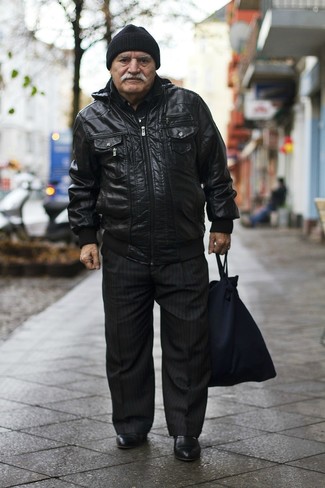 С чем носить черный бомбер за 60 лет мужчине: Если ты принадлежишь к той категории парней, которые одеваются стильно, тебе понравится дуэт черного бомбера и черных классических брюк в вертикальную полоску. Черные кожаные ботинки челси прекрасно дополнят этот лук.