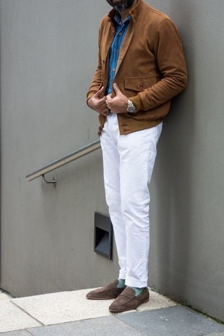 Как носить табачный бомбер с белыми брюками чинос за 40 лет: Если ты любишь одеваться стильно, и при этом чувствовать себя комфортно и нескованно, тебе стоит примерить это сочетание табачного бомбера и белых брюк чинос. Закончив образ темно-коричневыми замшевыми лоферами, можно привнести в него нотки мужественной элегантности.