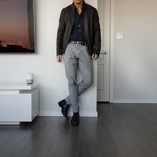 Какие ботинки челси носить с серыми брюками мужчине в теплую погоду: Темно-коричневый кожаный бомбер и серые брюки стильно впишутся в мужской образ в расслабленном стиле. Закончив образ ботинками челси, получим приятный результат.