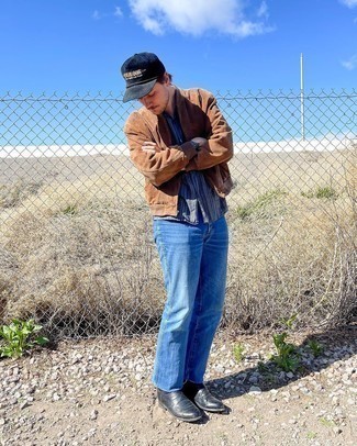 Как носить табачный бомбер с темно-синими джинсами в 30 лет мужчине в теплую погоду: Табачный бомбер и темно-синие джинсы — прекрасная идея для простого, но стильного мужского образа. И почему бы не добавить в повседневный образ чуточку стильной строгости с помощью черных кожаных ботинок челси?