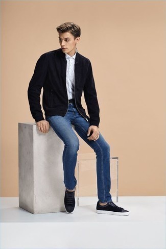 Как носить синие джинсы с белой рубашкой мужчине в спортивном стиле: Белая рубашка и синие джинсы — замечательная формула для создания приятного и удобного лука. Любишь экспериментировать? Закончи образ черными замшевыми низкими кедами.