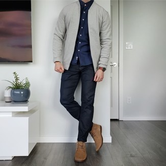Модный лук: серый бомбер, темно-синяя рубашка с коротким рукавом, черные джинсы, светло-коричневые замшевые ботинки дезерты