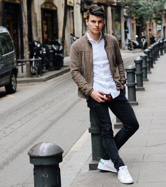 С чем носить бомбер в 30 лет мужчине: Бомбер и черные джинсы будет замечательной идеей для непринужденного образа на каждый день. Очень выгодно здесь выглядят бело-зеленые кожаные низкие кеды.