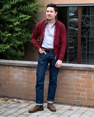 Как носить джинсы с ботинками в 30 лет мужчине весна: Темно-красный бомбер и джинсы позволят создать гармоничный и стильный лук. Любишь яркие луки? Закончи образ ботинками. Когда зима сменяется более теплыми деньками, мы снимаем тяжелые шубы и зимние пуховики и хотим выглядеть по-весеннему свежо и образцово-показательно,. Такой ансамбль будет превосходным вдохновением.