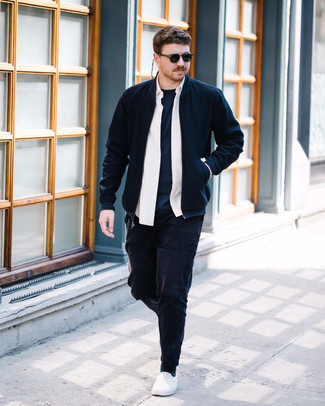 Какие бомберы носить с белыми слипонами в 30 лет мужчине в теплую погоду: Бомбер в сочетании с темно-синими брюками чинос — хорошая идея для воплощения мужского образа в стиле business casual. Что до обуви, белые слипоны — самый целесообразный вариант.