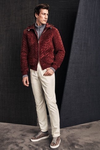С чем носить темно-красную куртку мужчине весна: Темно-красная куртка и белые брюки чинос прочно обосновались в гардеробе многих молодых людей, помогая создавать неприевшиеся и стильные ансамбли. Любишь смелые сочетания? Можешь закончить свой образ коричневыми бархатными низкими кедами. Когда зимняя пора сменяется в весенне-осенний период, мы сбрасываем тяжелые дубленки и зимние куртки и встает вопрос о том, что носить. Такое сочетание станет прекрасным источником стильного вдохновения.