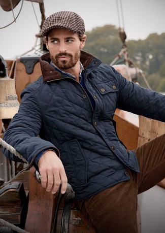 С чем носить стеганую куртку мужчине в прохладную погоду: Стеганая куртка и темно-коричневые вельветовые джинсы — идеальный лук для барного тура или похода в кино.