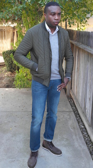 С чем носить серый свитер с v-образным вырезом мужчине: Комбо из серого свитера с v-образным вырезом и синих джинсов не прекращает импонировать стильным мужчинам. Любишь яркие идеи? Заверши лук темно-коричневыми кожаными повседневными ботинками.