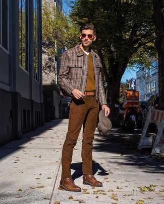 С чем носить темно-коричневые брюки в 30 лет мужчине в прохладную погоду: Друзья по достоинству оценят твой стиль, когда увидят тебя в коричневом бомбере в шотландскую клетку и темно-коричневых брюках. Почему бы не добавить в повседневный лук чуточку стильной строгости с помощью коричневых кожаных повседневных ботинок?